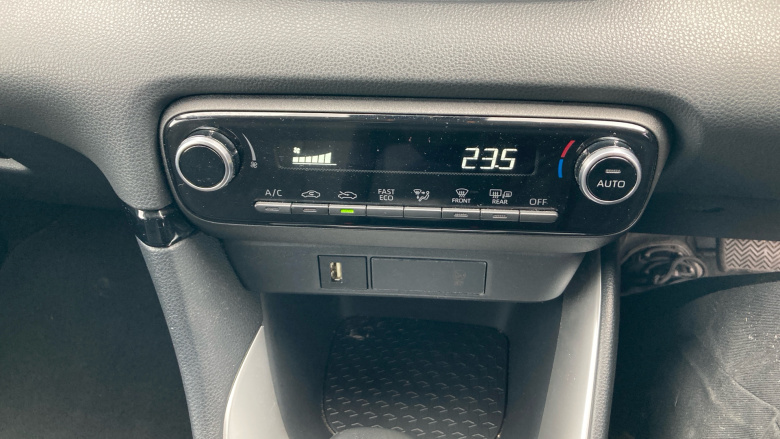 Toyota Yaris 1.5 Hybrid Design 5dr CVT Hybrid Hatchback